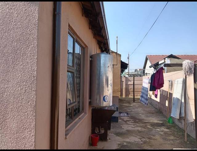 3 BEDROOM HOUSE FOR SALE IN DOBSONVILLE EXT 3